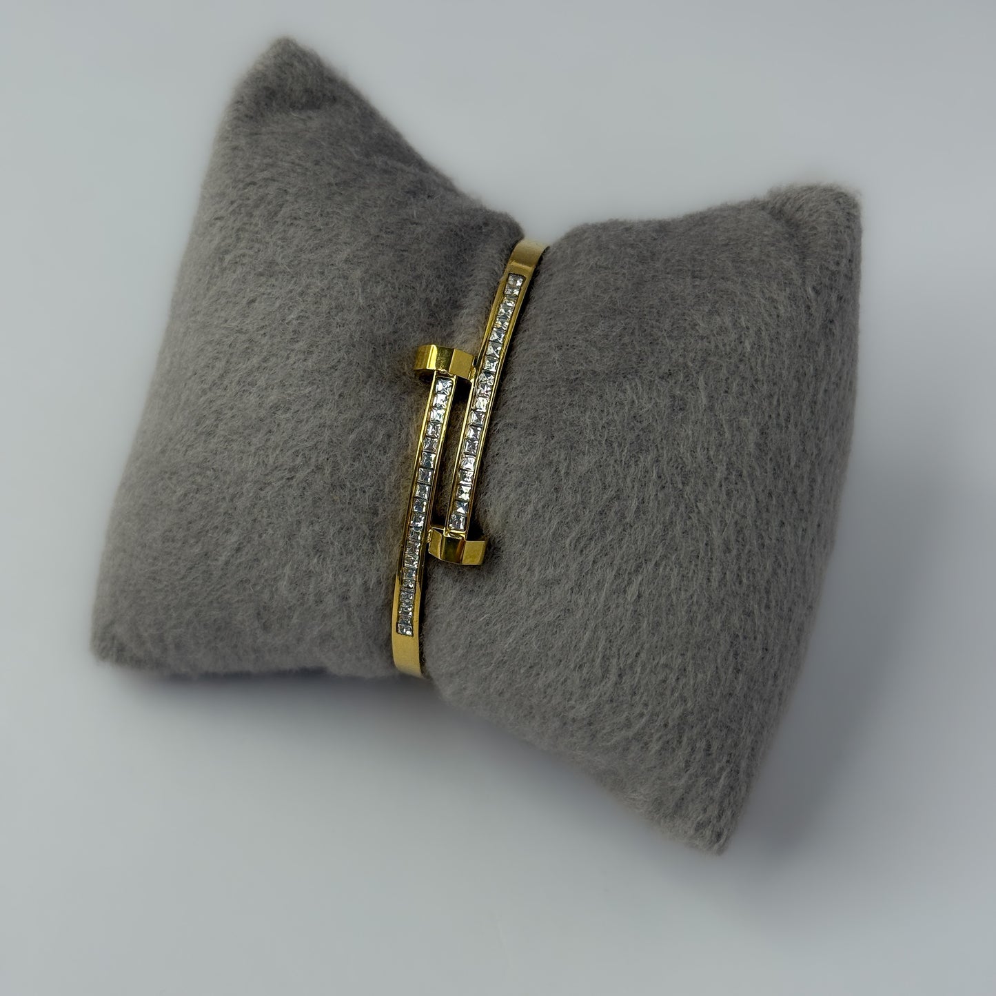 18K Gold Plated Elegant Embrace Bracelet